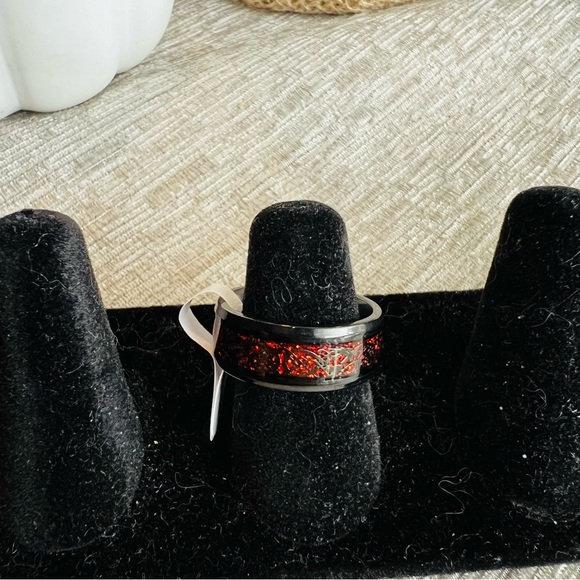 🌹New! Men’s Black Dragon Patterned Ring w Red Inlay Size 8 - Picture 6 of 6